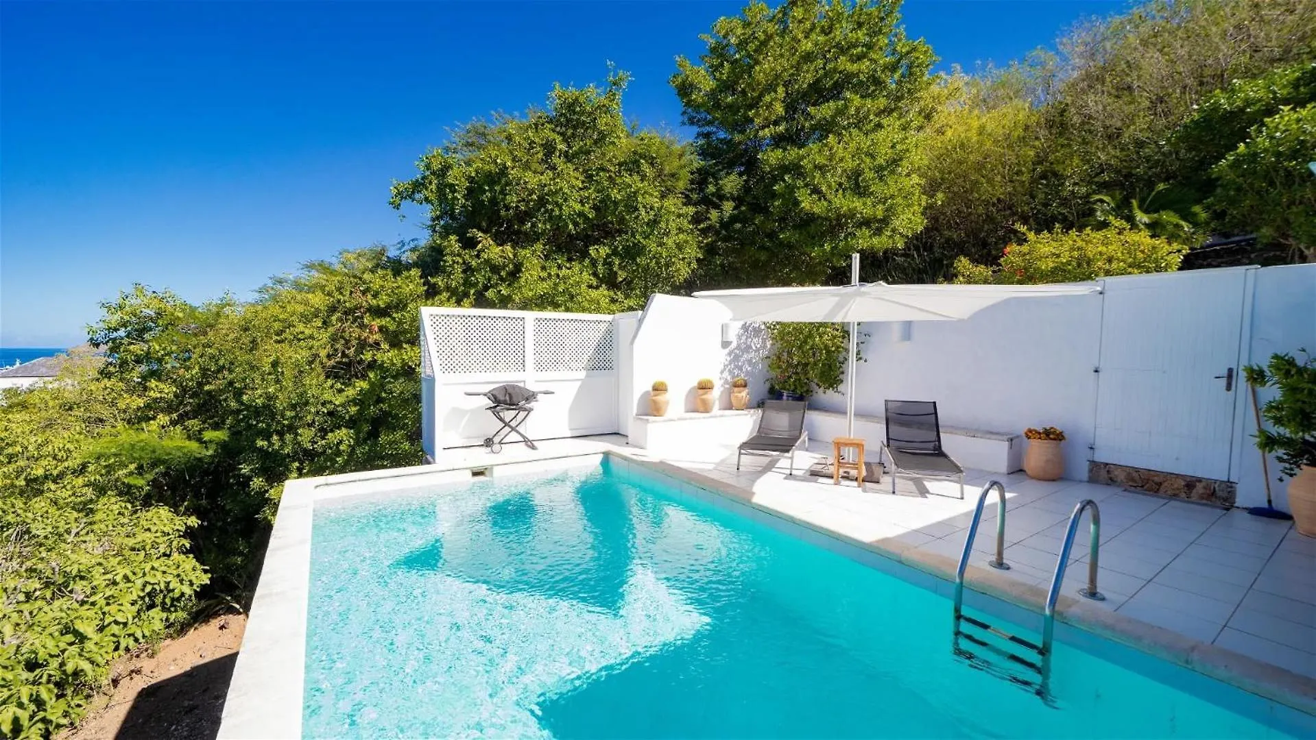 Comfortable Villa With Views Over Lorient Bay Γουσταβία