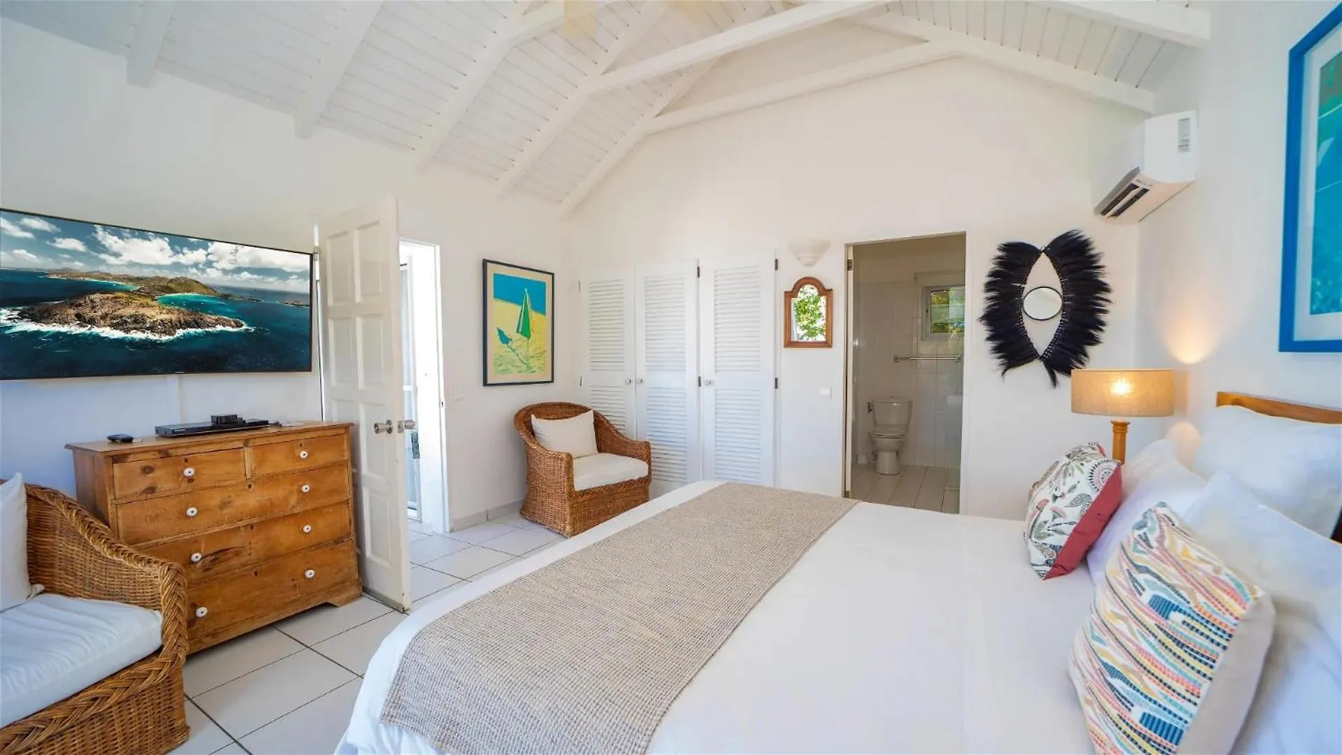 Comfortable Villa With Views Over Lorient Bay Γουσταβία