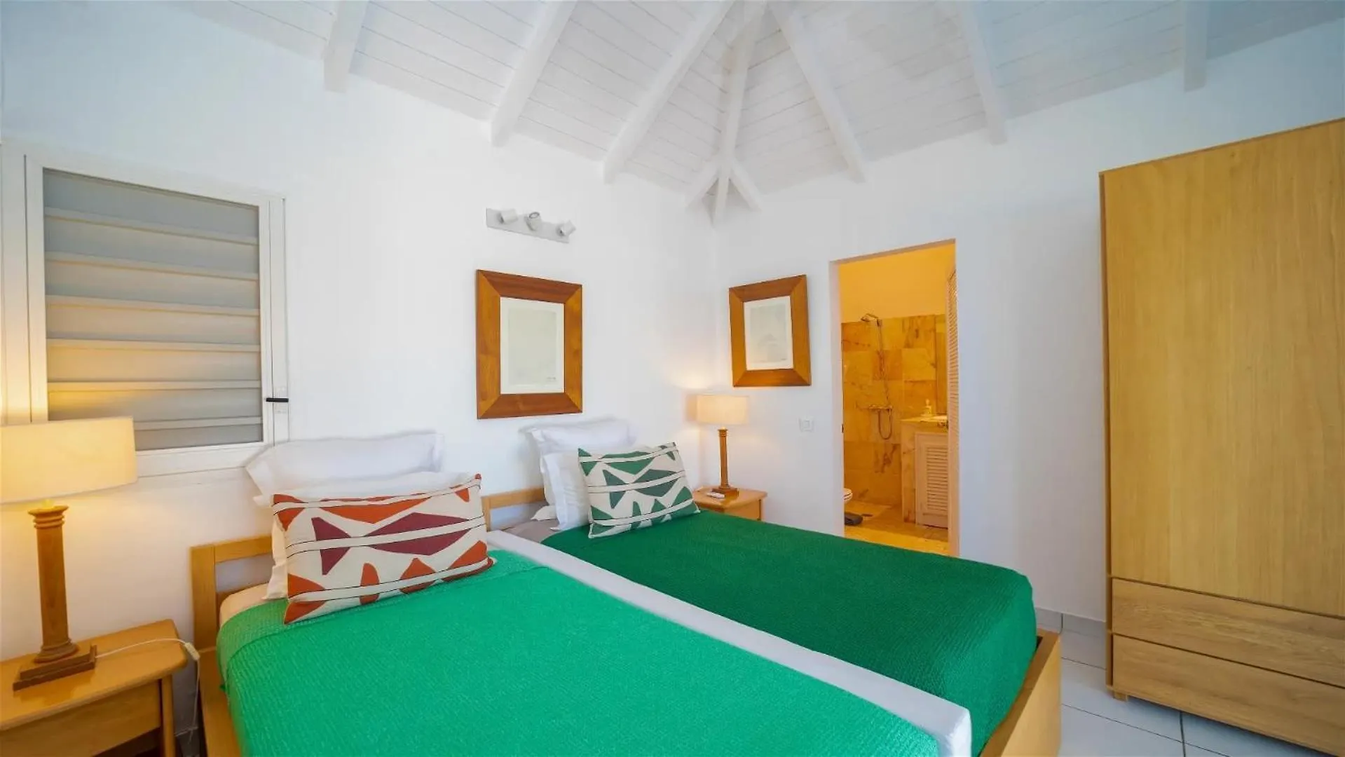 Comfortable Villa With Views Over Lorient Bay Γουσταβία