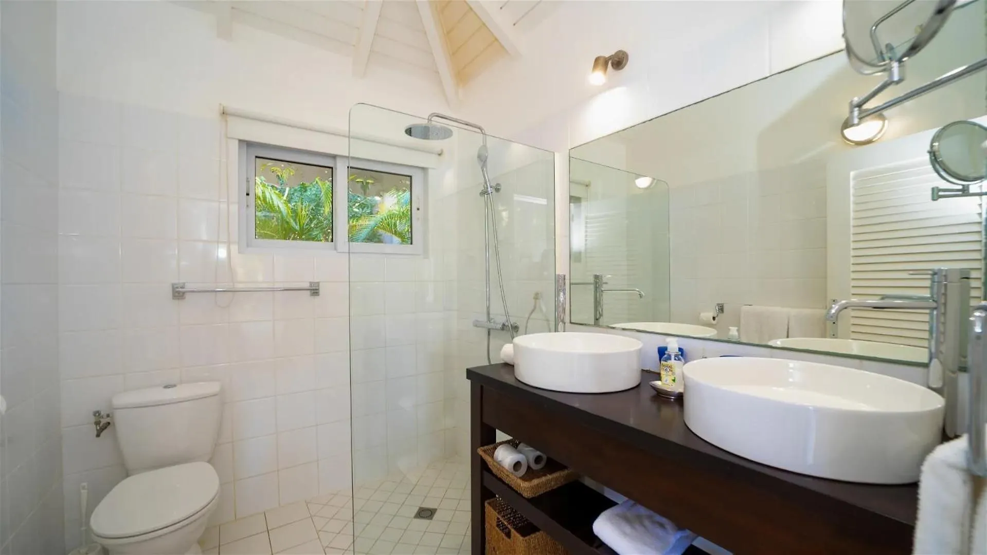 Comfortable Villa With Views Over Lorient Bay Γουσταβία